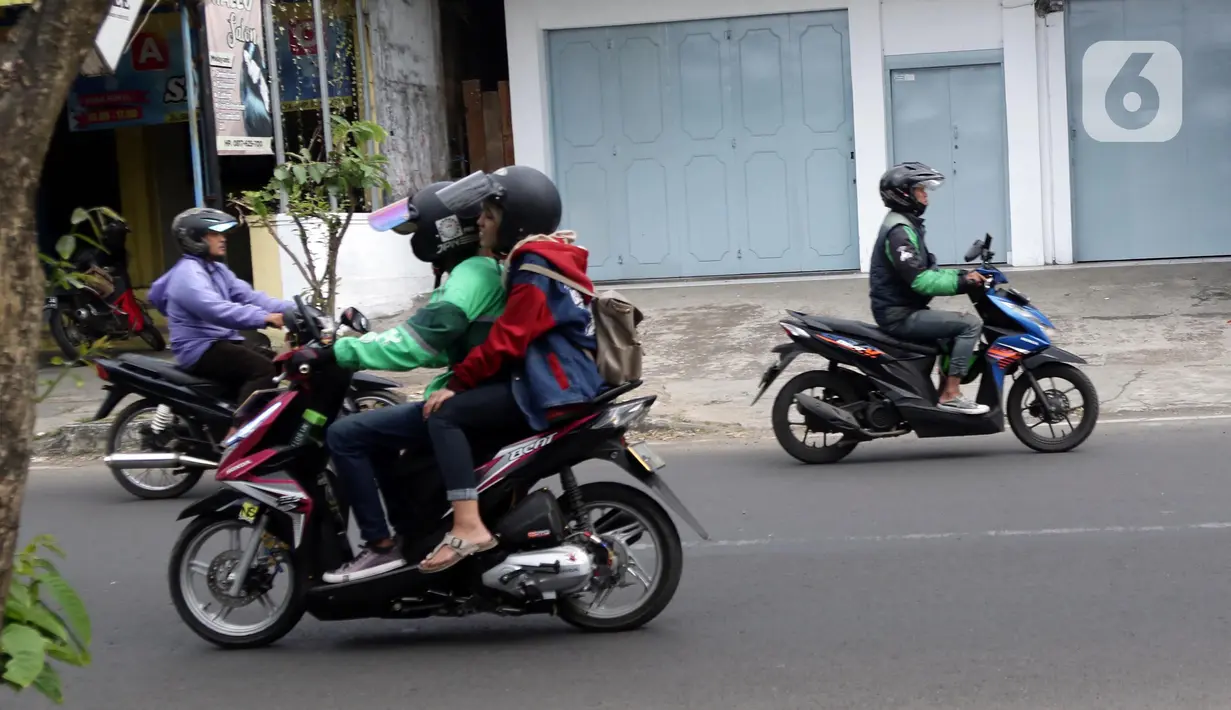 Pengemudi ojek online melintas di Kawasan Jalan Siliwangi, Kota Tasikmalaya, Jawa Barat, Sabtu (3/9/2022). Pemerintah resmi menaikkan harga BBM Bersubsidi pada Sabtu (3/9) pukul 14.30 WIB, sementara tarif ojek online (ojol) baru yang tertuang di Keputusan Menteri Perhubungan (KM) No.564/2022 kembali ditunda penerapannya seperti yang diumumkan pada Senin (29/8/2022). (Liputan6.com/Helmi Fithriansyah)