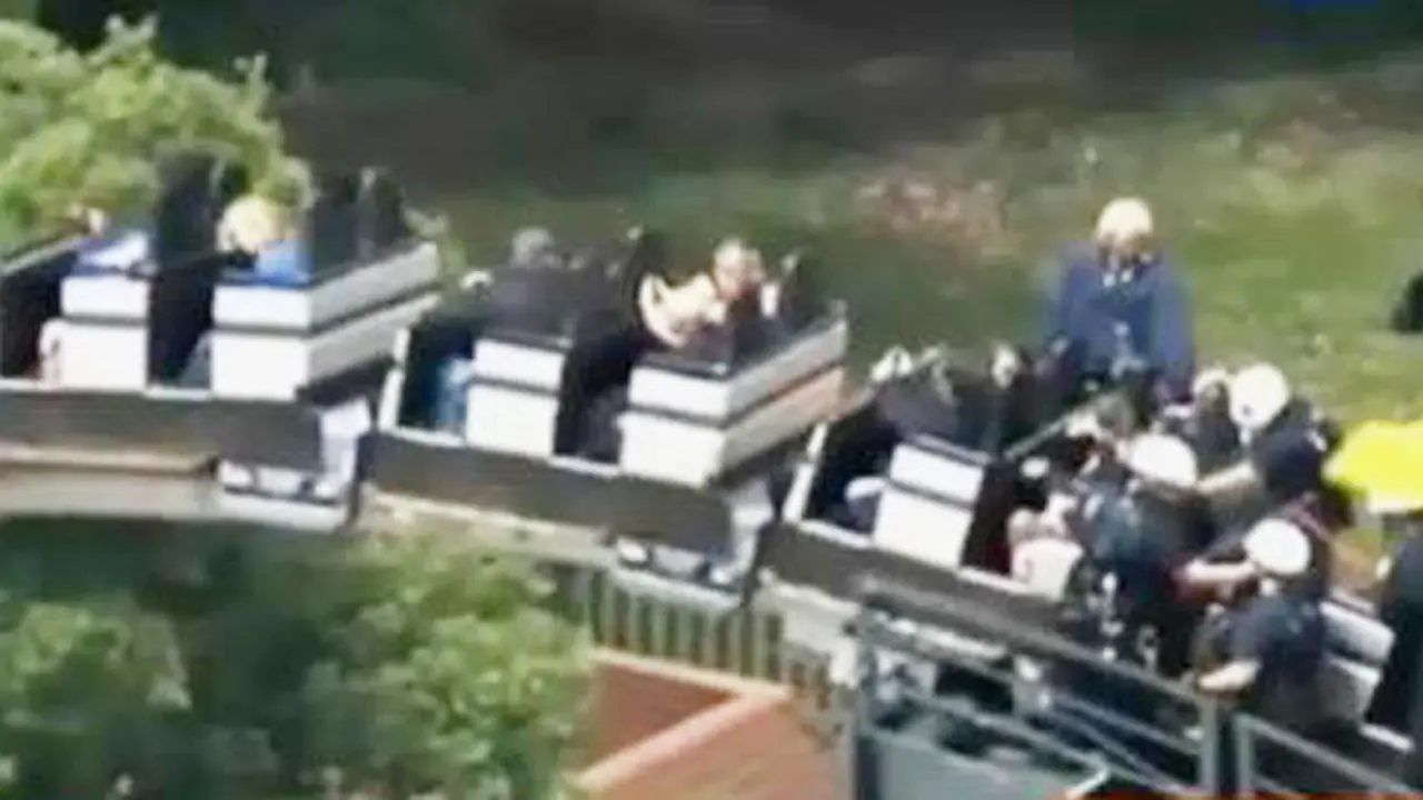Pelancong Terjebak di Puncak Rel Roller Coaster