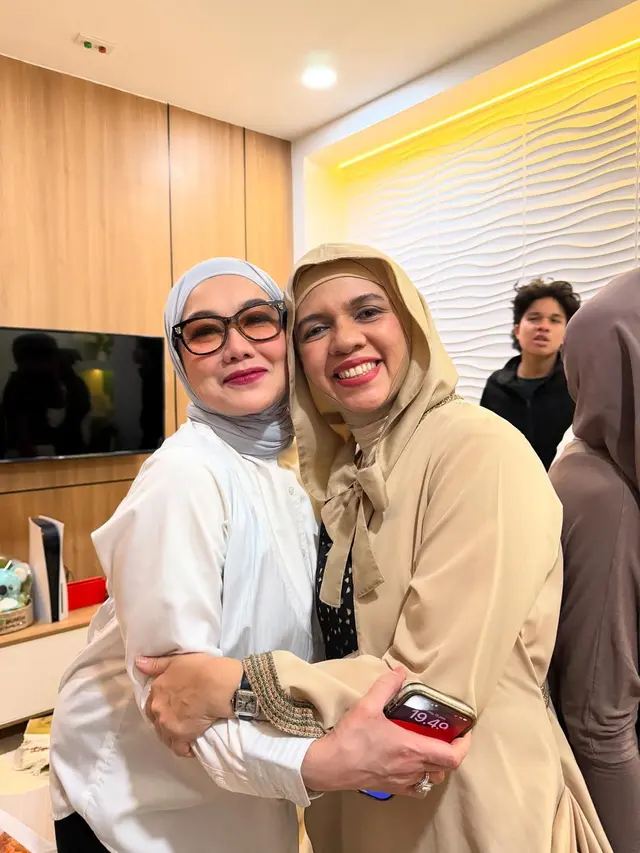 Outfit Geni Faruk saat Jenguk Aaliyah Massaid (Instagram/@genifaruk)