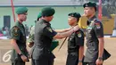 Letkol Inf Rionardo (ketiga kanan) melepas tanda jabatan Letkol Inf Slamet Supriyanto saat upacara sertijab di Markas Yonif Mekanis 203, Tangerang (22/8/2015). Agus resmi menjabat Komandan Batalyon Infanteri Mekanis 203. (Liputan6.com/Helmi Afandi)