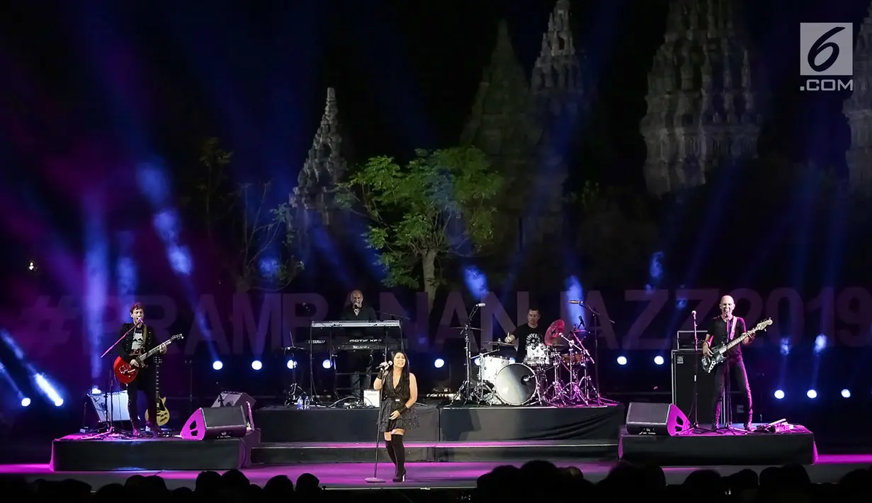 Penampilan Anggun C Sasmi menghibur penonton pada acara Prambanan Jazz Festival 2019 di Candi Prambanan, DI Yogyakarta, Minggu (7/7/2019). Tidak kurang dari 12 lagu dinyanyikan pemilik nama lengkap Anggun Cipta Sasmi ini  bersama bandnya selama satu jam. (Fimela.com/Bambang E. Ros)