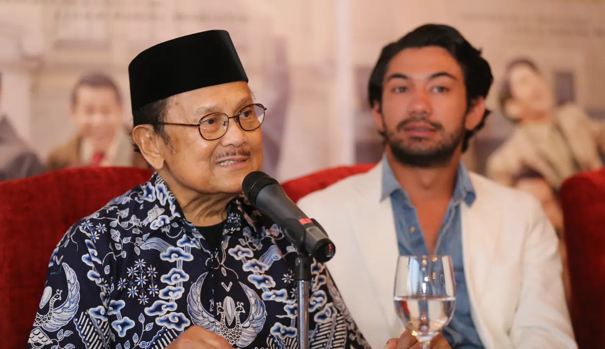Demi memuluskan perannya Habibie, Reza Rahadian beberapa kali mendatangi rumah mantan presiden ketiga tersebut. Reza datang untuk mempelajari langsung gestur dan gaya bicara tokoh yang diperankannya itu. (Adrian Putra/Bintang.com)