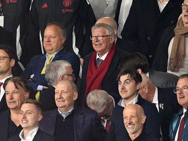 Ekspresi mantan pelatih Manchester United, Sir Alex Ferguson saat Setan Merah berhasil menang come back atas Lyon dalam laga leg 2 Perempat Final Liga Europa 2024/2025 di Old Trafford, Manchester, Inggris, Jumat (18/04/2025) dini hari WIB. (AFP/Oli Scarff)