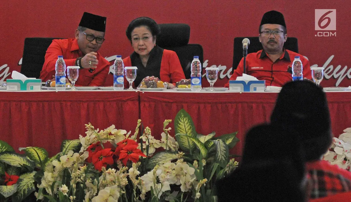 Ketua Umum PDI Perjuangan Megawati Soekarnoputri (tengah) berbincang dengan Sekjen Hasto Kristiyanto (kiri) dalam pembukaan Sekolah partai angkatan ke-6 di Wisma Kinasih, Depok, Minggu (28/1). (Liputan6.com/Herman Zakharia)