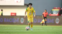 Pemain Persebaya Surabaya,&nbsp;Francisco Rivera saat berhadapan dengan Persita Tangerang&nbsp;pada pekan kedua BRI Super League 2025/2026 di Indomilk Arena, Sabtu (16/8/2025). (Bola.com/ Abdul Aziz)