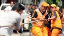 Petugas PPSU Kelurahan Kebon Sirih saat mengikuti lomba tarik tambang di kawasan Jalan Jaksa, Jakarta, Kamis (17/8). Lomba diadakan untuk memeriahkan HUT RI ke-72. (Liputan6.com/Helmi Fithriansyah)