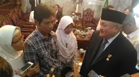 Gubernur Sumsel berbincang-bincang dengan bapak penjual ginjal (Liputan6.com / Nefri Inge)