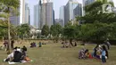 Warga menikmati suasana menjelang sore di Hutan Kota Gelora Bung Karno (GBK), Jakarta, Minggu (17/10/2021). Hutan Kota mulai dibuka secara umum dengan memberlakukan pembatasan sebanyak 150 orang dengan batas waktu satu jam kunjungan. (Liputan6.com/Herman Zakharia)