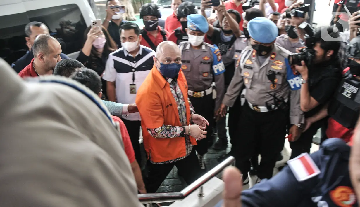 Tersangka Irjen Pol Teddy Minahasa saat tiba untuk pelimpahan tahap II kasus narkoba di Kejaksaan Negeri Jakarta Barat, Rabu (11/1/2023). Eks Kapolda Sumatera Barat tersebut turun dengan tangan terborgol sambil mengenakan baju batik yang diselimuti dengan rompi tahanan warna oranye bertuliskan tahanan Polda Metro Jaya. (merdeka.com/Iqbal S Nugroho)
