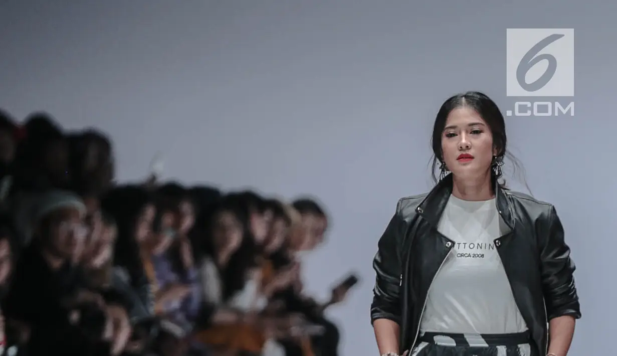 Aktris Dian Sastrowardoyo berjalan di catwalk mengenakan busana bertajuk Cotton Ink x Dian Sastro pada Jakarta Fashion Week 2019 di Senayan City, Rabu (24/10). COTTONINK mempersembahkan sejumlah rancangan dari beberapa artis. (Liputan6.com/Faizal Fanani)