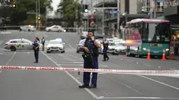Polisi Selandia Baru mengatakan seorang pria bersenjata melepaskan tembakan ke lokasi bangunan di tengah Kota Auckland. (AP Photo/Abbie Parr)
