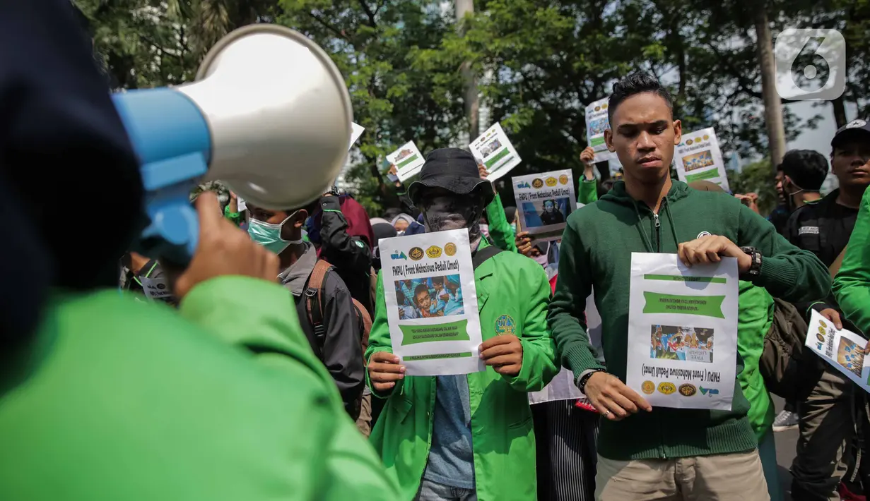 Sejumlah elemen masyarakat dan mahasiswa menggelar aksi Solidaritas untuk Muslim Uighur di depan Kedutaan Besar China di Jakarta, Jumat (20/12/2019). Mereka mengecam dan mengutuk keras penindasan terhadap muslim Uighur di China. (Liputan6.com/Faizal Fanani)