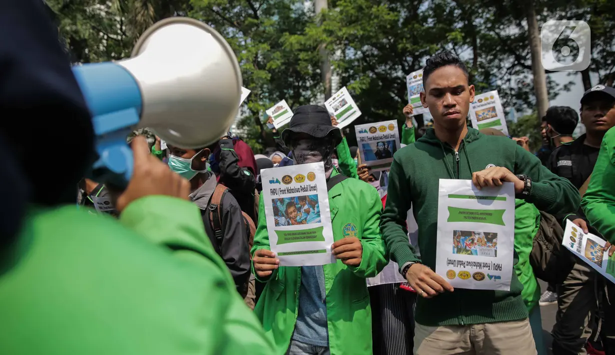 Sejumlah elemen masyarakat dan mahasiswa menggelar aksi Solidaritas untuk Muslim Uighur di depan Kedutaan Besar China di Jakarta, Jumat (20/12/2019). Mereka mengecam dan mengutuk keras penindasan terhadap muslim Uighur di China. (Liputan6.com/Faizal Fanani)
