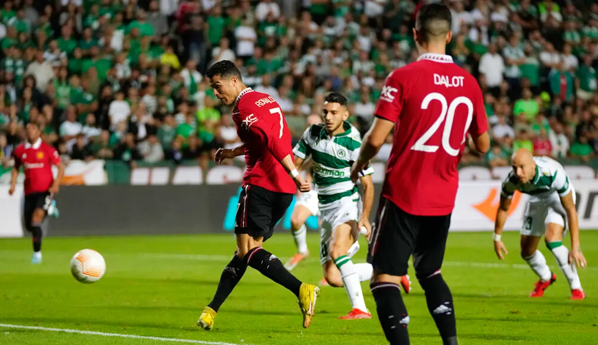 Pemain Manchester United Cristiano Ronaldo mencoba melepaskan tembakan ke gawang dan gagal saat melawan Omonia pada pertandingan sepak bola Grup E Liga Europa di Stadion GSP, Nicosia, Siprus, 6 Oktober 2022. Manchester United menang 3-2 atas Omonia. (AP Photo/Petros Karadjias)