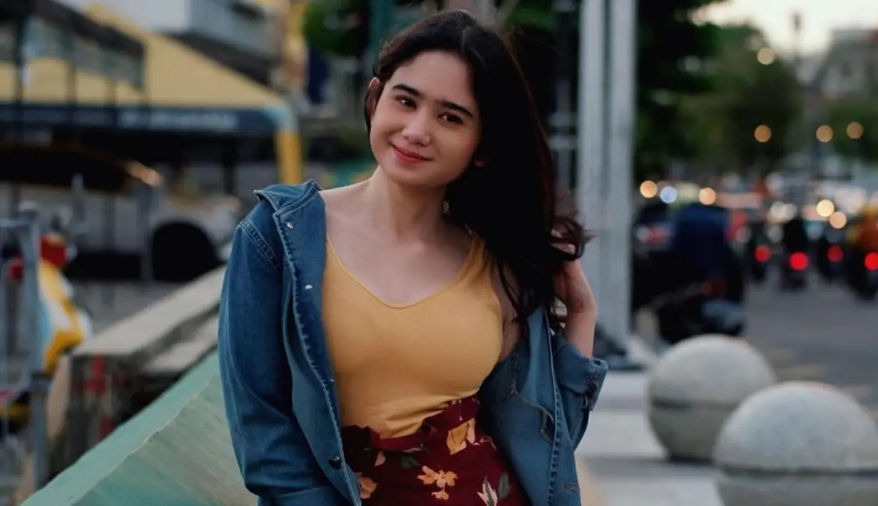 Pemain film KKN di Desa Penari ini juga mendapatkan banyak dukungan dari netizen soal penampilan yang disebut makin berisi. Pemilik nama lengkap Tissa Biani Azzahra itu juga tak terlalu mempermasalahkan tanggapan netizen yang menyebut dirinya makin berisi. (Liputan6.com/IG/@tissabiani)