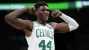 Pebasket Boston Celtics, Robert Williams, merayakan kemenangan atas Indiana Pacers pada laga NBA di TD Garden, Boston, Kamis (10/1). Celtics berhasil menang 135-108 atas Pacers. (AP/Charles Krupa)