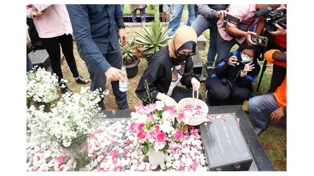 Rawat Tradisi, Ini Potret 7 Artis saat Lakukan Ziarah sebelum Puasa Ramadhan