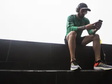 Pemain Timnas Indonesia, Stefano Lilipaly, menghubungi keluarga saat berada di Hotel Grand Zuri, Jawa Barat, Senin (5/11). Pemusatan ini dilakukan sebagai persiapan jelang Piala AFF 2018. (Bola.com/Vitalis Yogi Trisna)