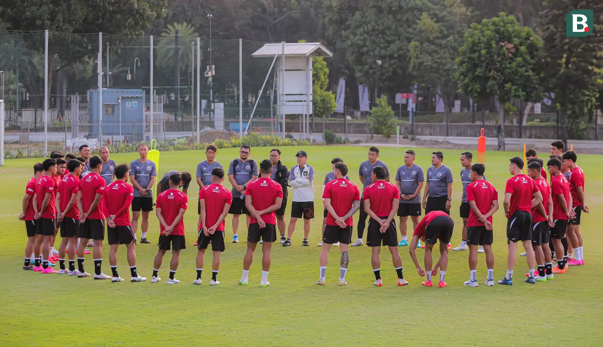 Pelatih kepala Timnas Indonesia, Shin Tae-yong (tengah) memimpin latihan menjelang laga leg pertama Kualifikasi Piala Dunia 2026 zona Asia melawan Brunei Darussalam di Lapangan A Kompleks Stadion Utama Gelora Bung Karno (SUGBK), Senayan, Jakarta, Senin (09/10/2023). (Bola.com/Bagaskara Lazuardi)