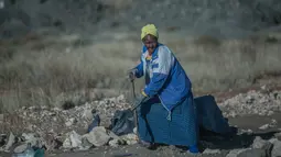 Seorang wanita lansia, Clara Maitse menggali tanah untuk mencari berlian di Kimberley, Northern Cape, Afrika Selatan (5/6). Hingga usia 77 tahun, Clara Maitse masih mencari berlian di bekas pertambangan ilegal. (AFP/Mujahid Safodien)