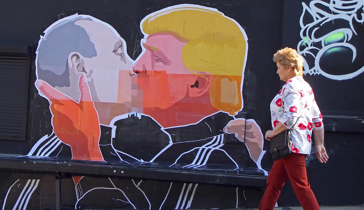 Mural bergambar calon Presiden AS, Donald Trump dan Presiden Rusia, Vladimir Putin sedang berciuman di dinding restotran, Lithuania, (13/5). Hal ini diperkuat dengan pernyataan Trump bahwa Putin adalah pemimpin yang kuat. (AFP PHOTO/Petras Malukas)
