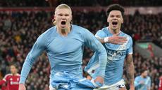 Pemain Manchester City, Erling Haaland, melakukan selebrasi setelah mencetak gol ke gawang Liverpool pada laga Liga Inggris di Stadion Anfield, Senin (9/2/2026) dini hari WIB. (AP Photo/Jon Super)