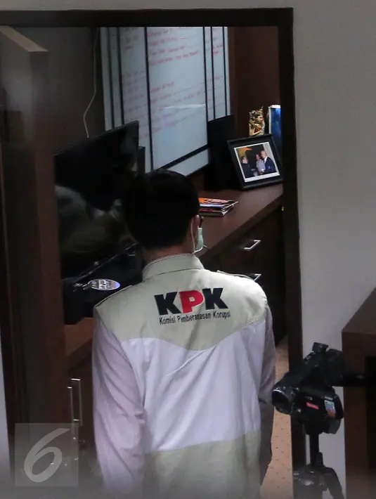 Penyidik KPK memasuki ruangan anggota Komisi III DPR I Putu Sudiartana di Kompleks Parlemen, Jakarta, Kamis (30/6). Petugas menggeledah ruang kerja tersangka kasus korupsi pembangunan 12 ruas jalan tol di Sumatera Barat tersebut (Liputan6.com/Johan Tallo)