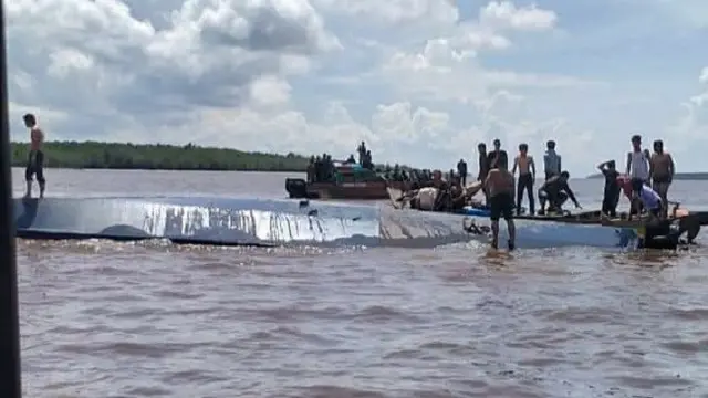 Kapal Terbalik