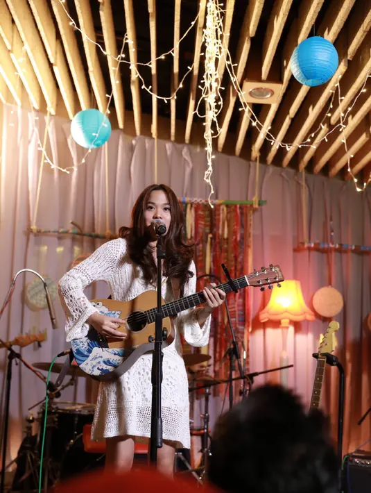 Penyanyi muda berbakat itu pada Senin, (20/6/2016) menggelar anniversary fanbase 'Shermunch' (fans Sheryl). Bersama dengan para fansnya yang beruntung, ia berbagi cerita perjalanan kariernya. (Galih W. Satria/Bintang.com)