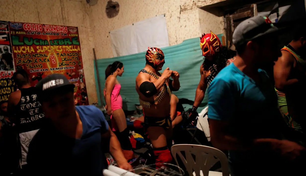 Para pegulat bersiap di belakang panggung sebelum pertandingan gulat ekstrim dimulai di Arena Neza di pinggiran Mexico City, Meksiko (28/10). (Reuters/ Carlos Jasso)