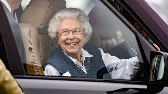 Dalam foto-foto yang beredar sang Ratu menunjukkan betapa bahagianya ia. Menariknya Ratu Elizabeth II menunjukkan senyum lebar saat ia mengendarai Land Rover-nya sendiri menuju Royal Windsor Horse Show. (Foto: Instagram/william_catherine82)