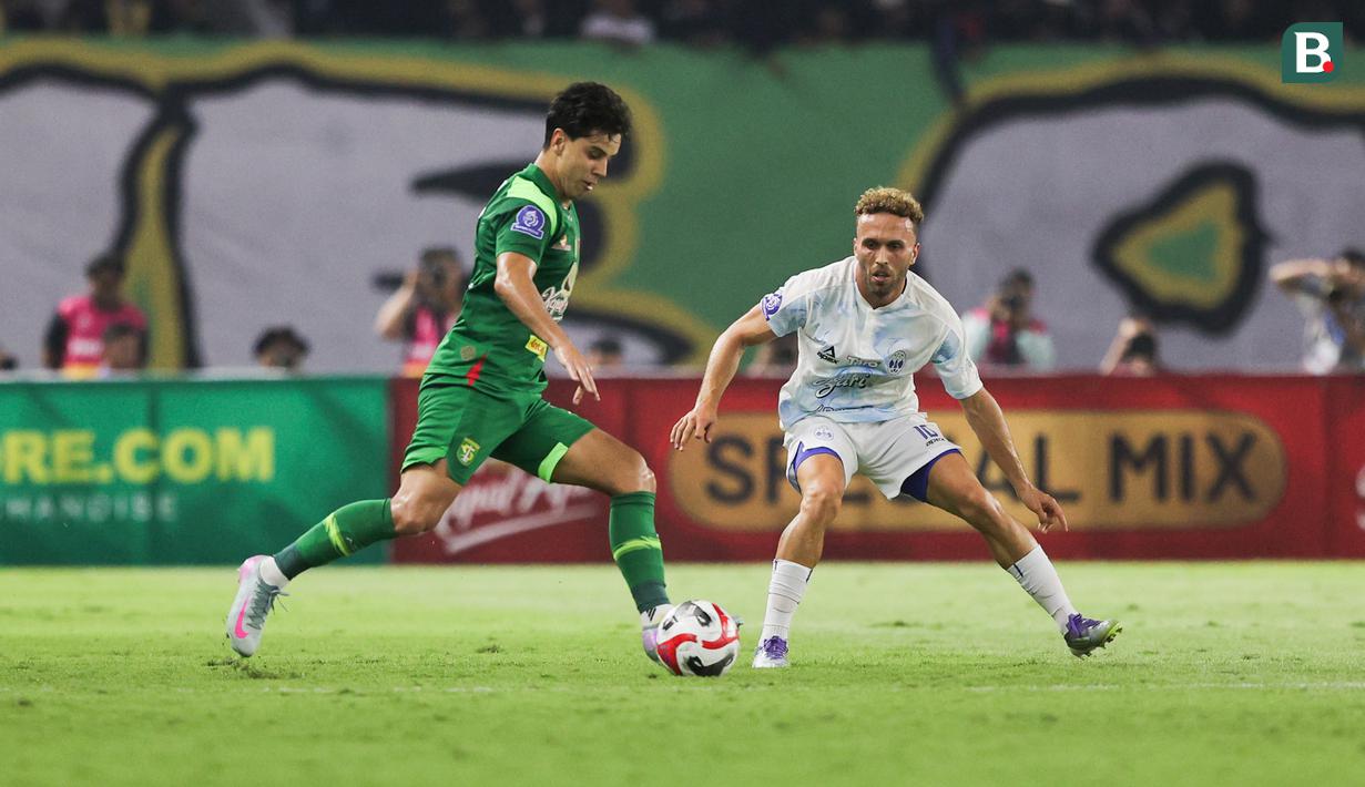 Pemain Persebaya Surabaya, Bruno Moreira (kanan) dijaga ketat oleh pemain PSIM Yogyakarta, Ze Valente pada pertandingan pembuka BRI Super League 2025/2026 di Stadion Gelora Bung Tomo, Jumat (08/08/2025) malam WIB. (Bola.com/Abdul Aziz)