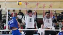 Jasen Natanael dan Hendra Kurniawan mencoba memblok bola dari pemain Vietnam di laga lanjutan leg 2 SEA V League 2025 di Jakarta International Velodrome, Jakarta, Indonesia, Kamis (17/07/2025) malam WIB.