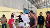 KPU Kabupaten Tangerang distribusikan logistik Pemilu untuk kecamatan terluar. (Liputan6.com/Pramita Tristiawati)