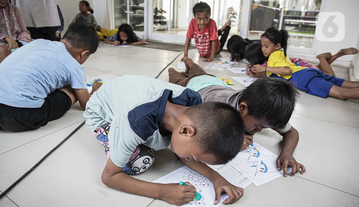 Dalam kegiatan ini Tim Reaksi Cepat (TRC) BPBD Provinsi DKI Jakarta mengajak anak-anak melakukan berbagai kegiatan seperti menyanyi dan berjoget bersama. (Liputan6.com/Faizal Fanani)