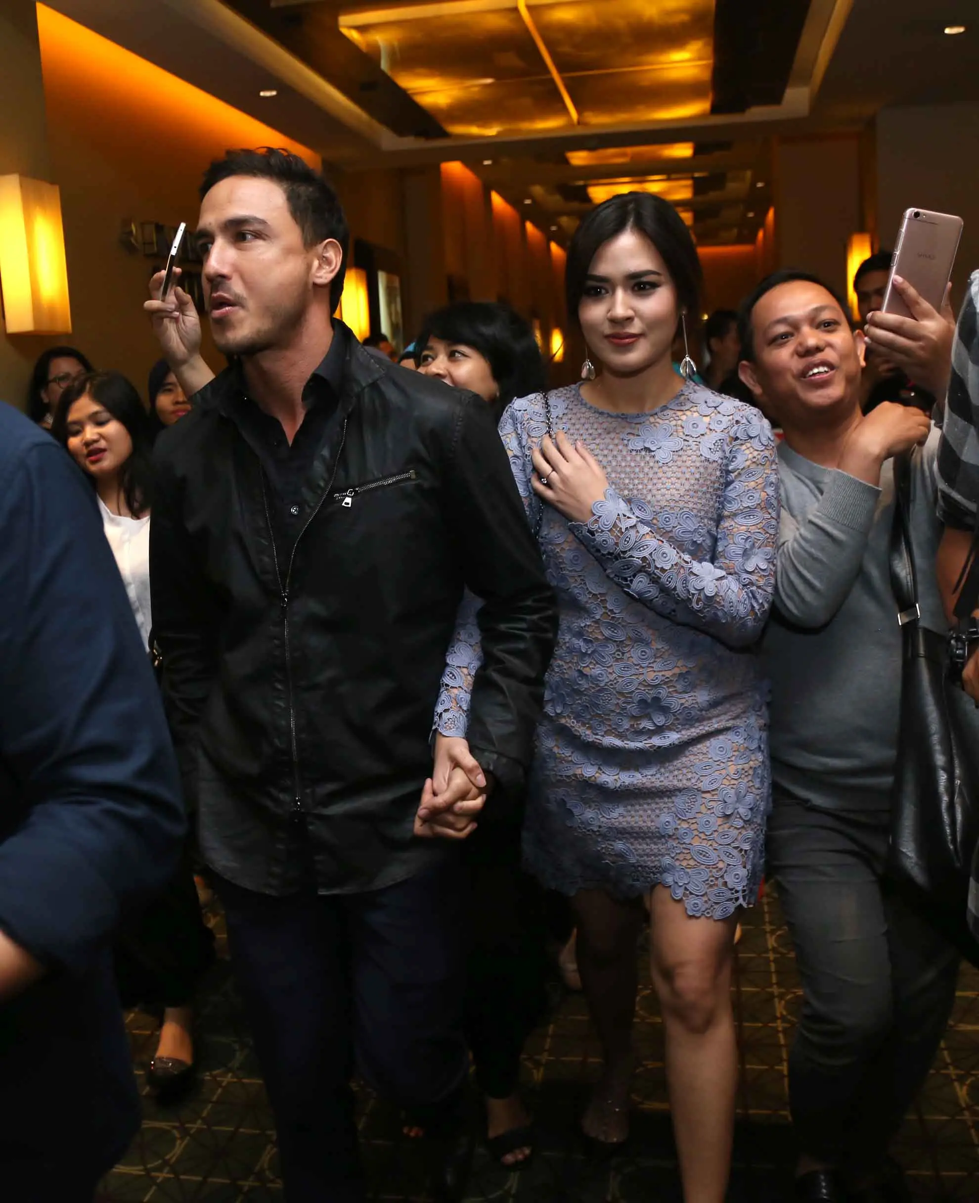 Hubungan Hamish Daud dan Raisa memang sudah lama tercium publik, meskipun keduanya berusaha untuk merahasiakan. Belakangan, Raisa mulai membuka diri dengan mengunggah foto mesranya dengan Hamish. (Nurwahyunan/Bintang.com)