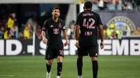 Lionel Messi (#10) dari Inter Miami CF berbicara dengan Yannick Bright (#42) dari Inter Miami CF setelah gol pertama ke gawang Philadelphia Union pada babak pertama di Subaru Park, 20 Agustus 2026, di Chester, Pennsylvania. (Isaiah Vazquez/Getty Images via AFP)
