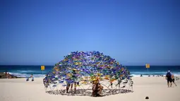 Patung karya seniman Jane Cowie ditampilkan di pameran "Sculpture by the Sea" di dekat pantai Bondi di Sydney (19/10). Pameran ini menampilkan lebih dari 100 patung karya seniman dari Australia dan seluruh dunia. (AFP Photo/Saeed Khan)