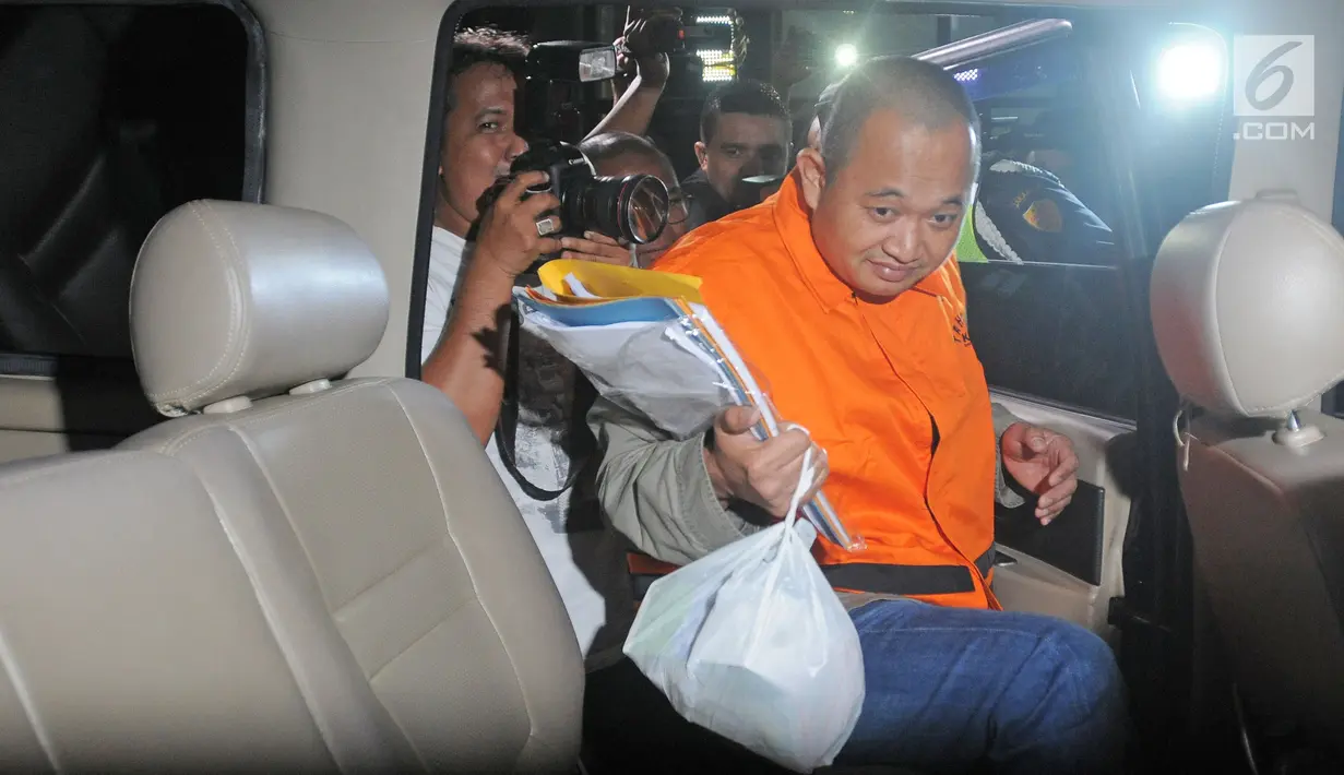 Miftahhudi, pengusaha yang diduga menyuap Bupati Subang Imas Aryumningsih, menaiki mobil menuju Rumah Tahanan (Rutan) seusai menjalani pemeriksaan di Gedung KPK, Jakarta, Kamis (15/2). (Liputan6.com/Herman Zakharia)