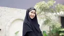 Anisa Rahma tampil serba hitam dengan one set yang terdiri dari kerudung panjang dan abaya . [@anisharahma12]