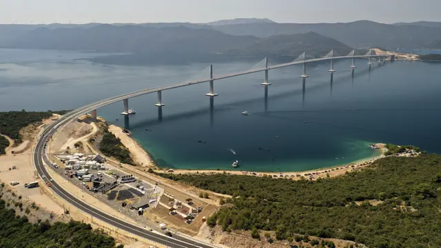 Pesta Kembang Api Tandai Pembukaan Jembatan Peljesac yang Melintasi Laut Adriatik di Kroasia