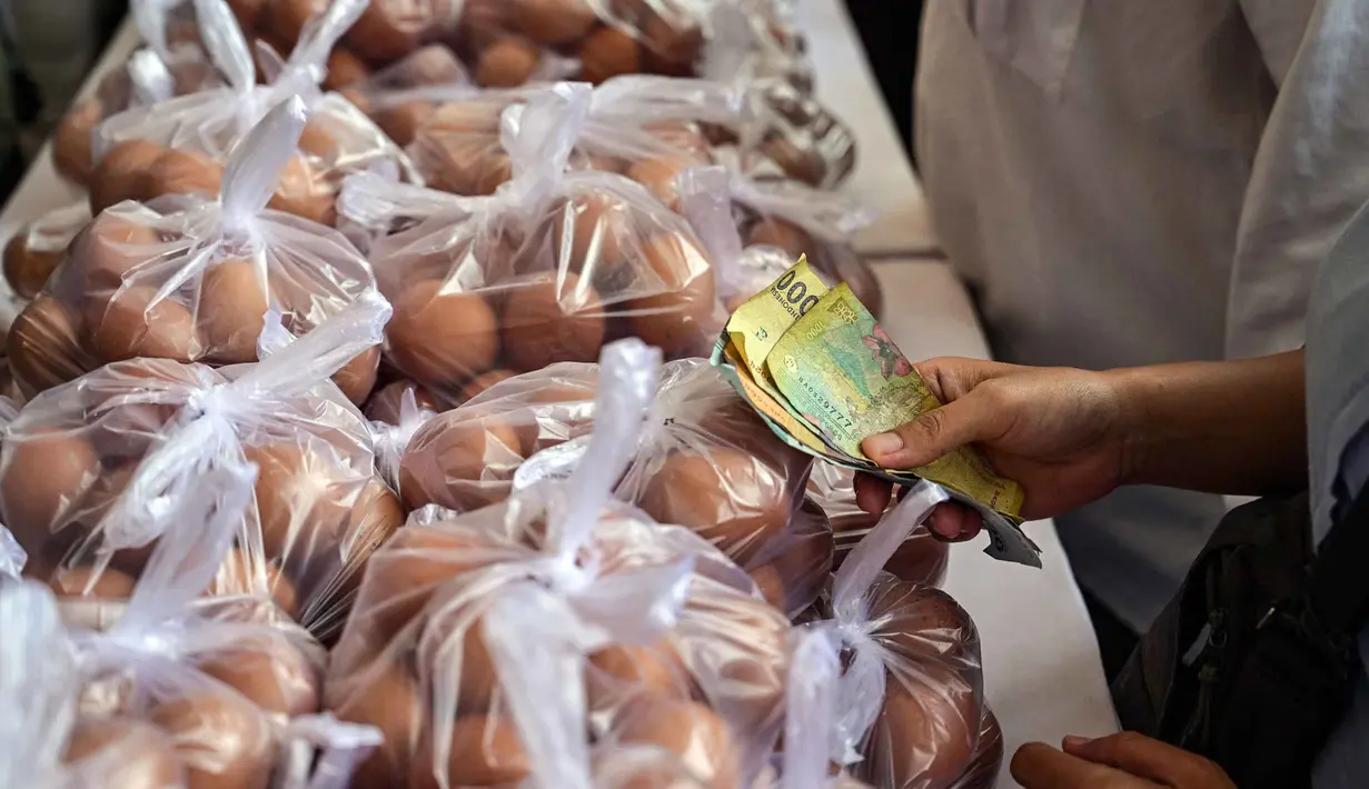 Meskipun beras menjadi fokus utama, animo masyarakat juga tinggi terhadap komoditas lain yang dijual lebih murah dibanding harga di pasaran. (Juni KRISWANTO/AFP)