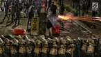 Polisi menembakan petasan dan gas air mata ke kerumunan massa di kawasan Pejompongan, Jakarta, Senin (30/9/2019). Demonstrasi menolak UU KPK hasil revisi dan RUU KUHP di depan Gedung DPR/MPR berakhir ricuh. (Liputan6.com/JohanTallo)