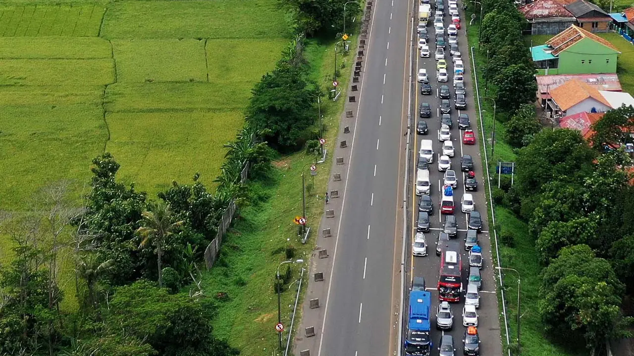 Kendaraan Pemudik yang Terjebak Kemacetan Panjang saat Menuju Pelabuhan Merak Banten