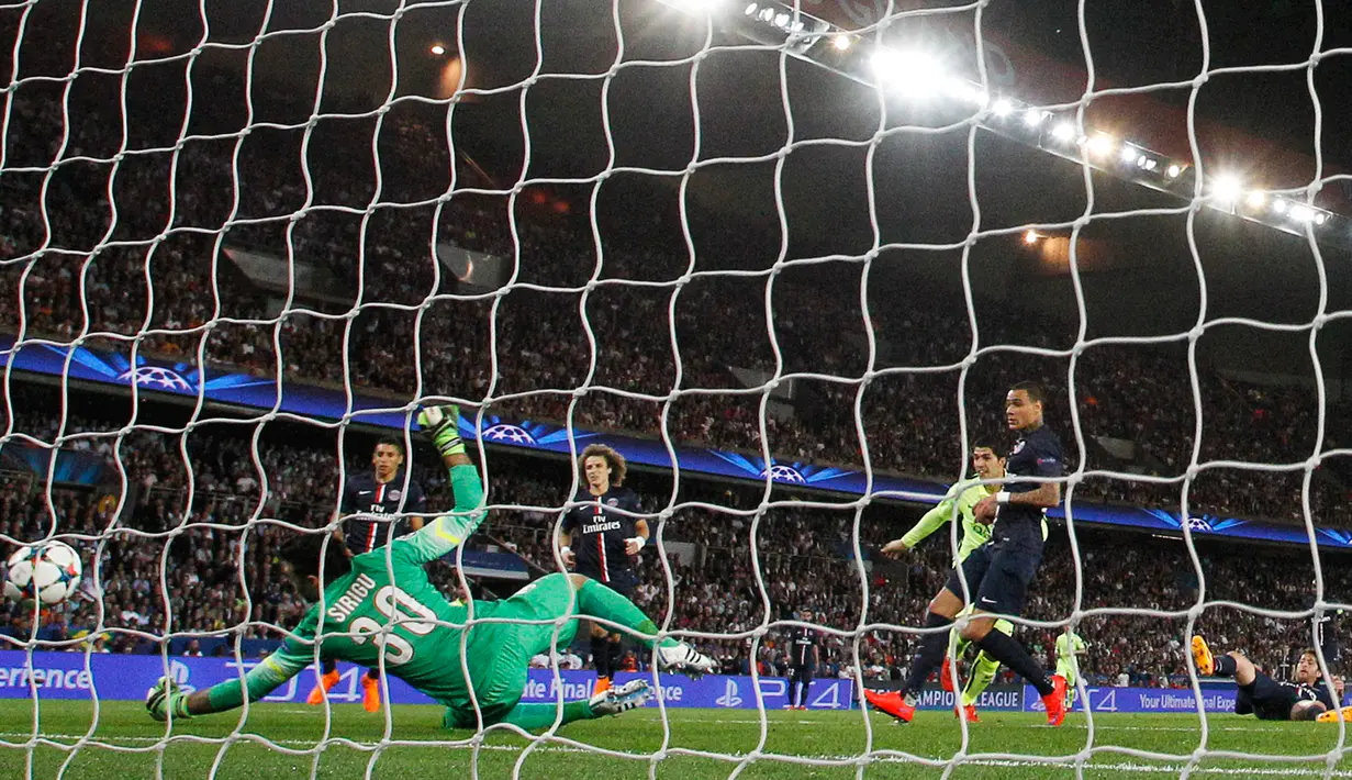 Kiper PSG, Salvatore Sirigu gagal menghalau tendangan penyerang Barcelona Luis Suarez saat leg 8 besar Liga Champions di Parc des Princes, Paris, Kamis (16/4/2015). Barcelona menang 3-1 atas Paris Saint Germain. (Reuters/Christian Hartmann)