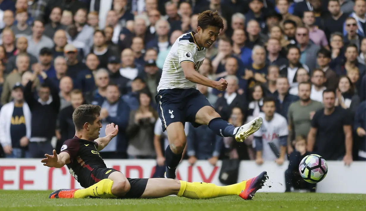 Pemain Tottenham Hotspur, Son Heung-min melakukan tembakan saat dihadang pemain Manchester City pada lanjutan Premier League di Stadion White Hart Lane, London, Minggu (2/10/2016). (AP/Frank Augstein)