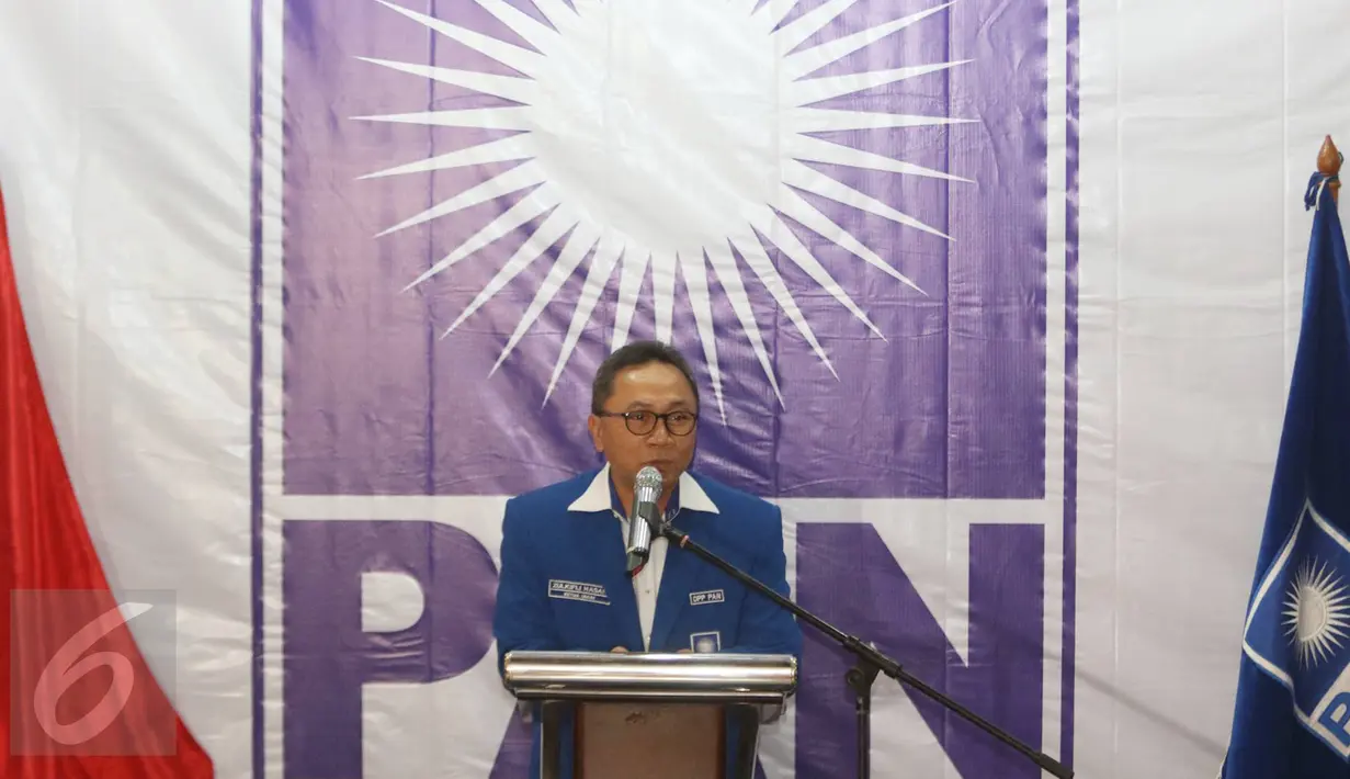 Ketua Umum PAN Zulkifli Hasan memberikan pernyataan saat deklarasi dukungan di Jakarta, Rabu (22/3). Dewan Pengurus Pusat PAN secara resmi mendeklarasikan dukungan untuk cagub dan cawagub nomor urut tiga Anies-Sandiaga. (Liputan6.com/Immanuel Antonius)