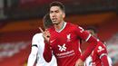 Striker Liverpool, Roberto Firmino, melakukan selebrasi usai mencetak gol ke gawang Leicester City pada laga Liga Inggris di Stadion Anfield, Senin (23/11/2020). Liverpool menang dengan skor 3-0. (Laurence Griffiths/Pool via AP)