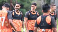 Para pemain asing Persija Jakarta tampak serius mendengarkan instruksi dari pelatih pada sesi latihan di Persija Training Ground, Depok, pada Senin (2/2/2026) sore WIB sebagai persiapan untuk melawan Arema FC. (Bola.com/Nur Iman Ali)