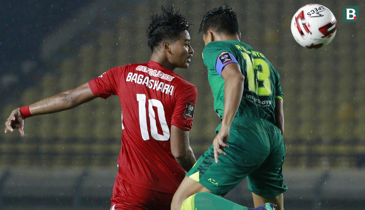 Bek Persebaya Surabaya, Rachmat Irianto (kanan), duel udara dengan pemain Persik Kediri, Septian Satria Bagaskara (kiri) dalam pertandingan Babak Penyisihan Piala Menpora 2021 Grup C di Stadion Si Jalak Harupat, Bandung, Selasa (23/3/2021). (Foto: Bola.com/M Iqbal Ichsan)